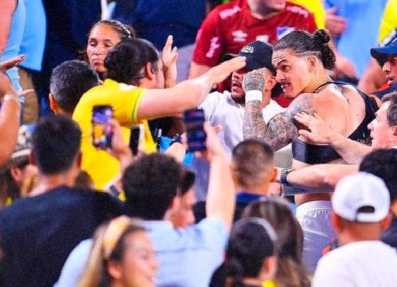  Hinchas colombianos y jugadores uruguayos se fueron a los golpes tras un partido de la Copa América 2024. Foto: captura de pantalla 
