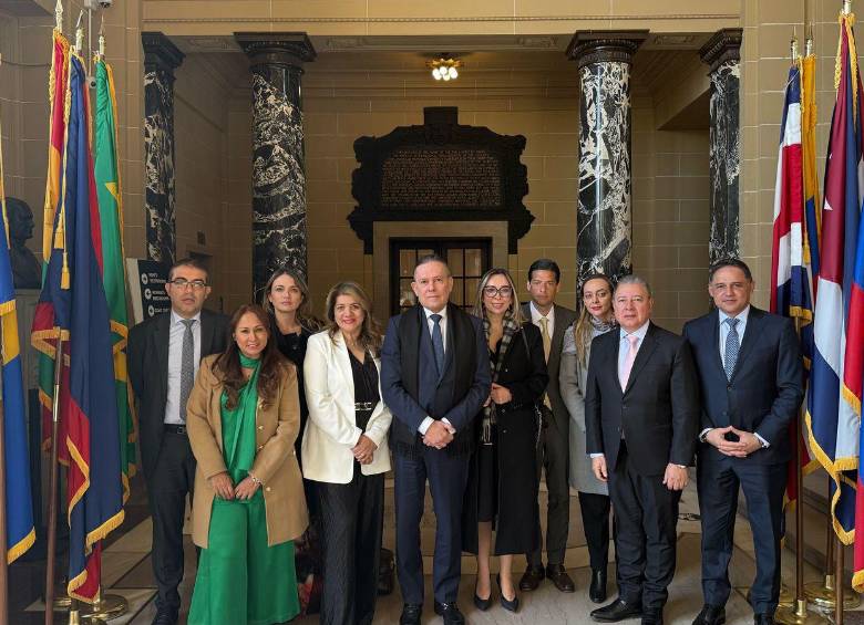 Los firmantes de la denuncia en calidad de Senadores de la Comisión VII ante la CIDH.
