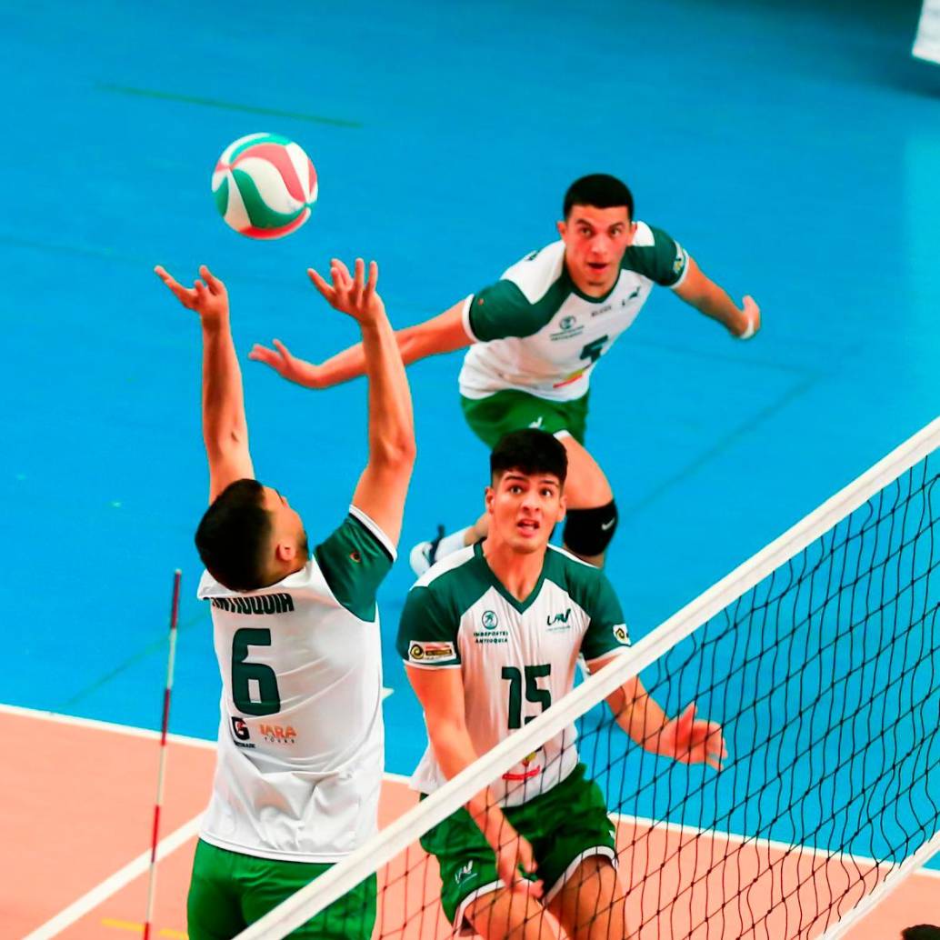 Antioquia y Valle llegan invictos a la final. En acción, Samuel Jaramillo (5), Diego Ciro y Santiago Ruiz, jugadores paisas. FOTO CAMILO SUÁREZ