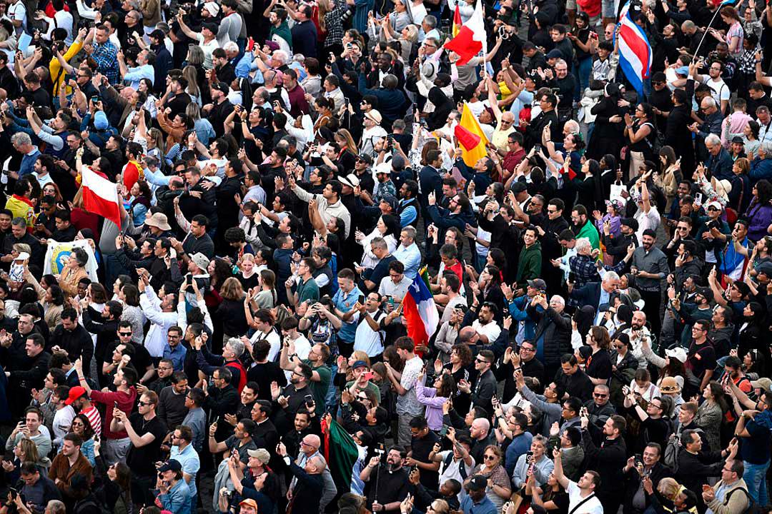 Más de 40.000 fieles esperan ahora mismo en la plaza de San Pedro el momento en el que el protodiacono Dominique Mamberti anuncie el ‘Habemus Papam’. Foto: Getty