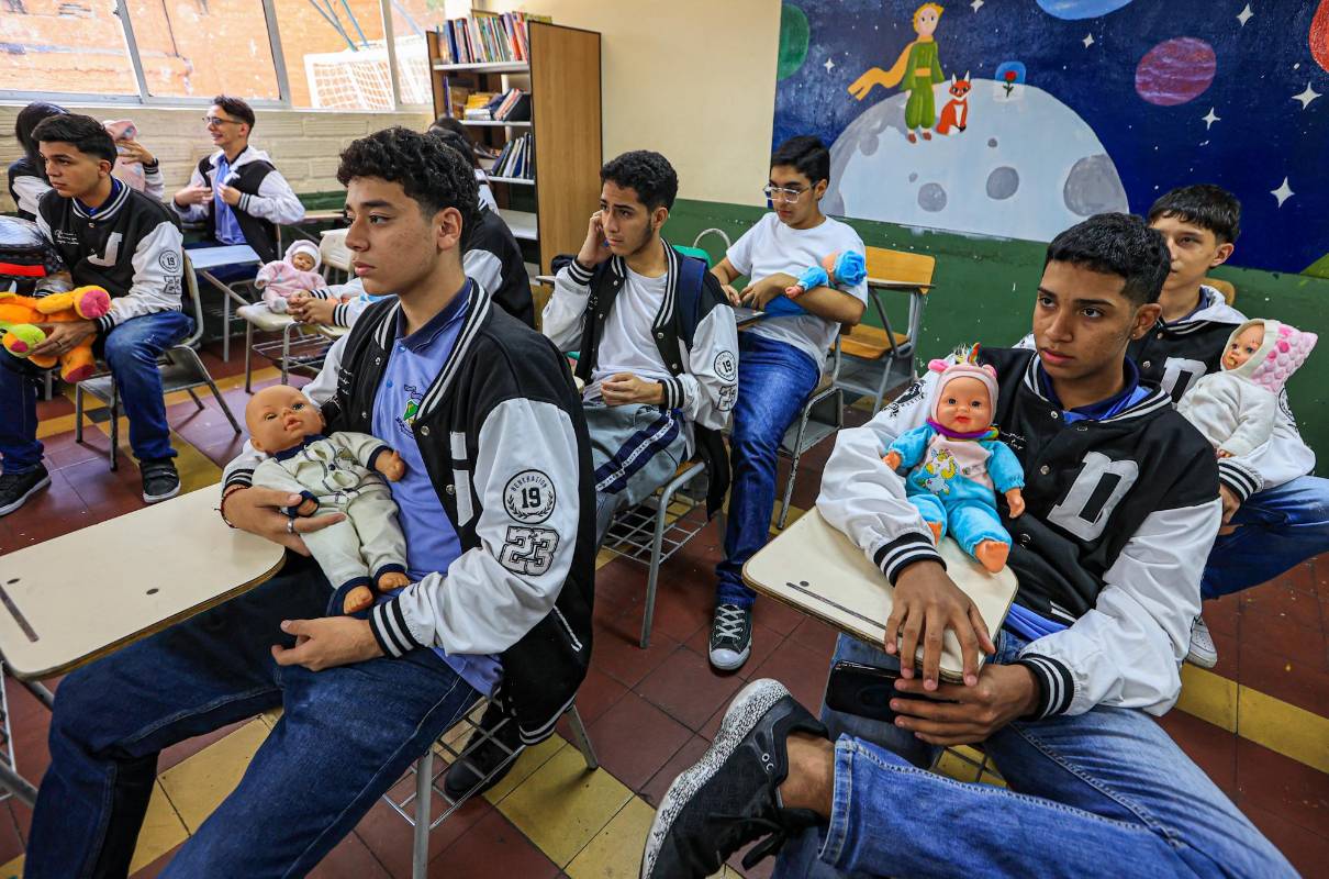 Los alumnos toman la clase con mucha seriedad y conciencia por que saben que es para un beneficio propio. Foto: MANUEL SALDARRIAGA QUINTERO.
