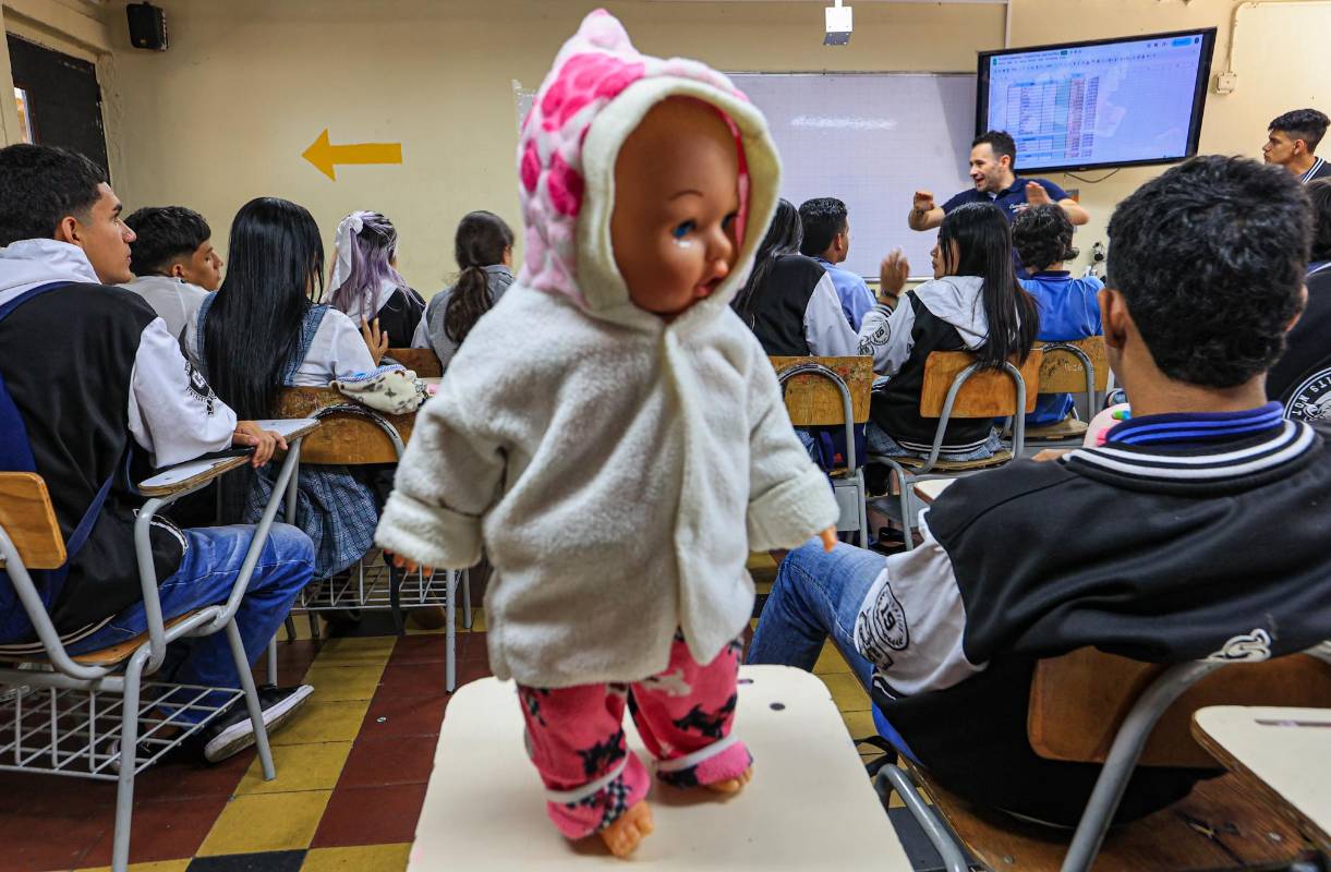Los estudiantes deben ir a clase con el ‘bebé’ y cuidarlo toda la jornada como si fuera real. Foto: MANUEL SALDARRIAGA QUINTERO.