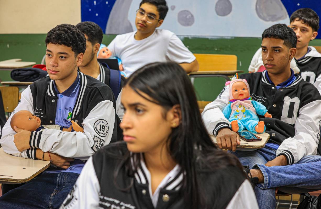 Los “bebés” que llevan los estudiantes son representados por muñecas y peluches con los que se ha conformado desde la clase de matemáticas un estudio transversal que incidirá en la decisión de ser padres. Foto: MANUEL SALDARRIAGA QUINTERO.