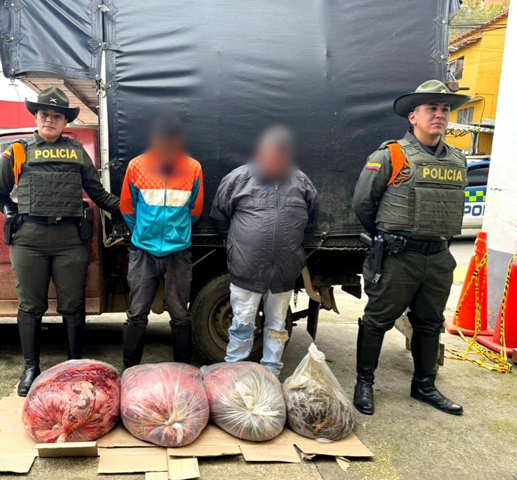 Los sospechosos fueron detenidos y podrían ser procesados por el delito de corrupción de alimentos. FOTO: Cortesía Policía Antioquia