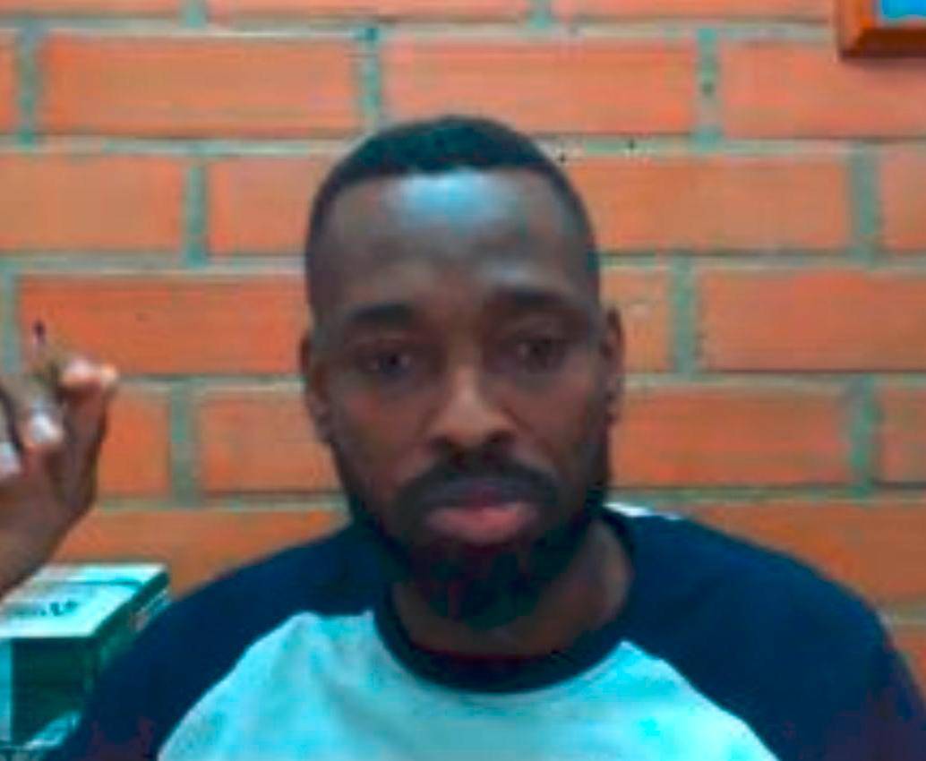 A Darwin Ibero Murillo Moreno lo capturaron por están implicado en el presunto robo del dinero de las pensiones, mediante medios informáticos, a 43 adultos mayores de Medellín. FOTO: TOMADA DE LA AUDIENCIA