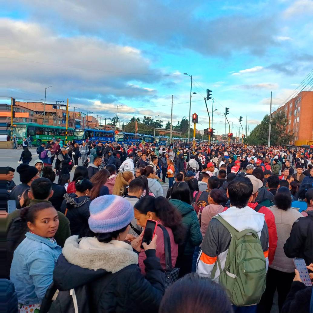 Decenas de ciudadanos se vieron afectados por la suspensión de servicios en el suroccidente de Bogotá. FOTO: Tomada de redes sociales