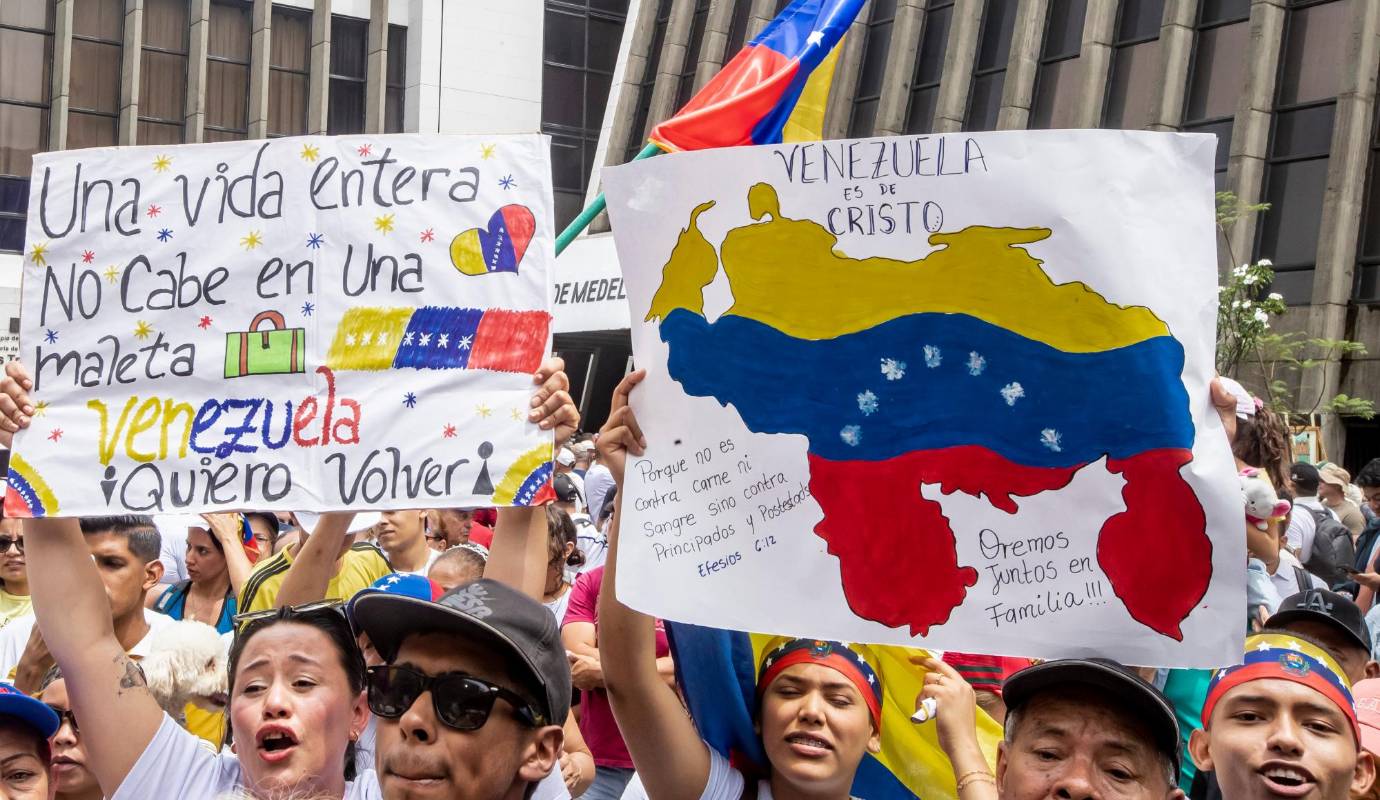 Portando pancartas, banderas de Venezuela, camisas blancas y camisetas amarillas, los manifestantes exigieron paz, libertad y democracia para el vecino país. Foto: Jaime Pérez