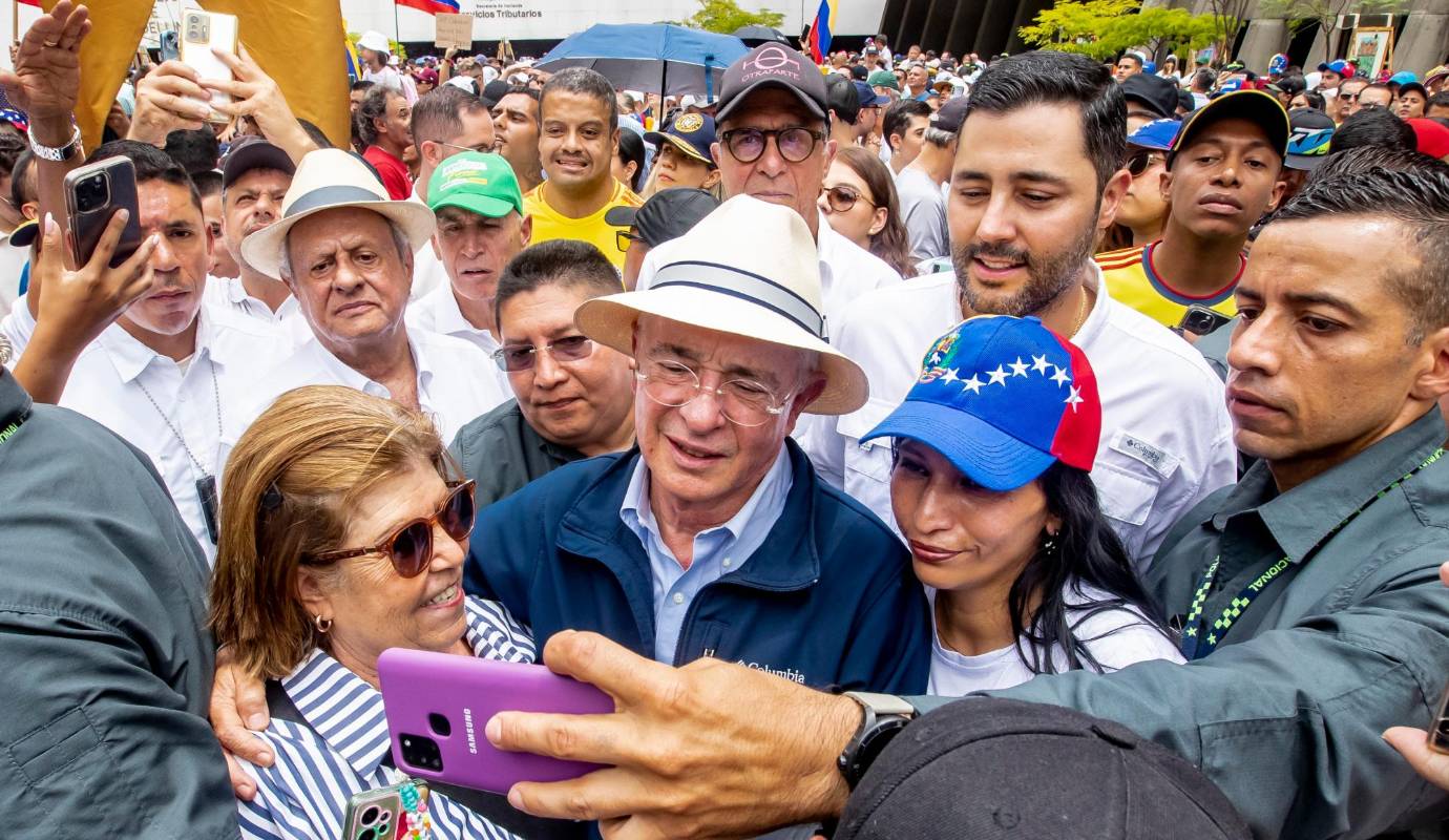 El expresidente colombiano Álvaro Uribe Vélez también llego acompañar los manifestantes. Foto: Jaime Pérez