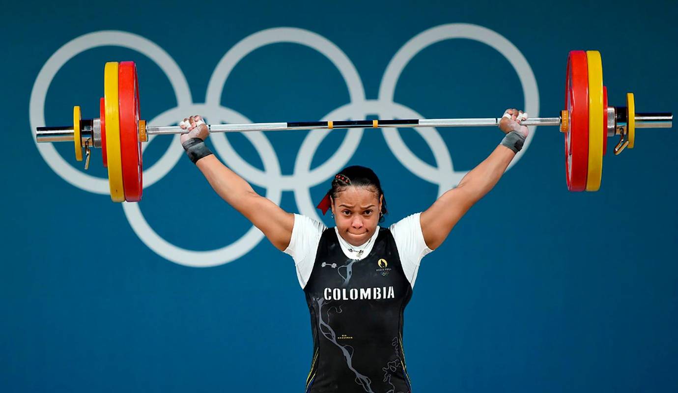 Mari, primero levantó 135 sin problema, luego 140 y finalizó con un 145 que le permitió un total de 257 kilos, uno más que la ecuatoriana y siendo superada únicamente por la estadounidense Olivia Reeves, quien impuso récord en arranque con 117 y logró 145 en envión para un total de 262.. Foto: GETTY
