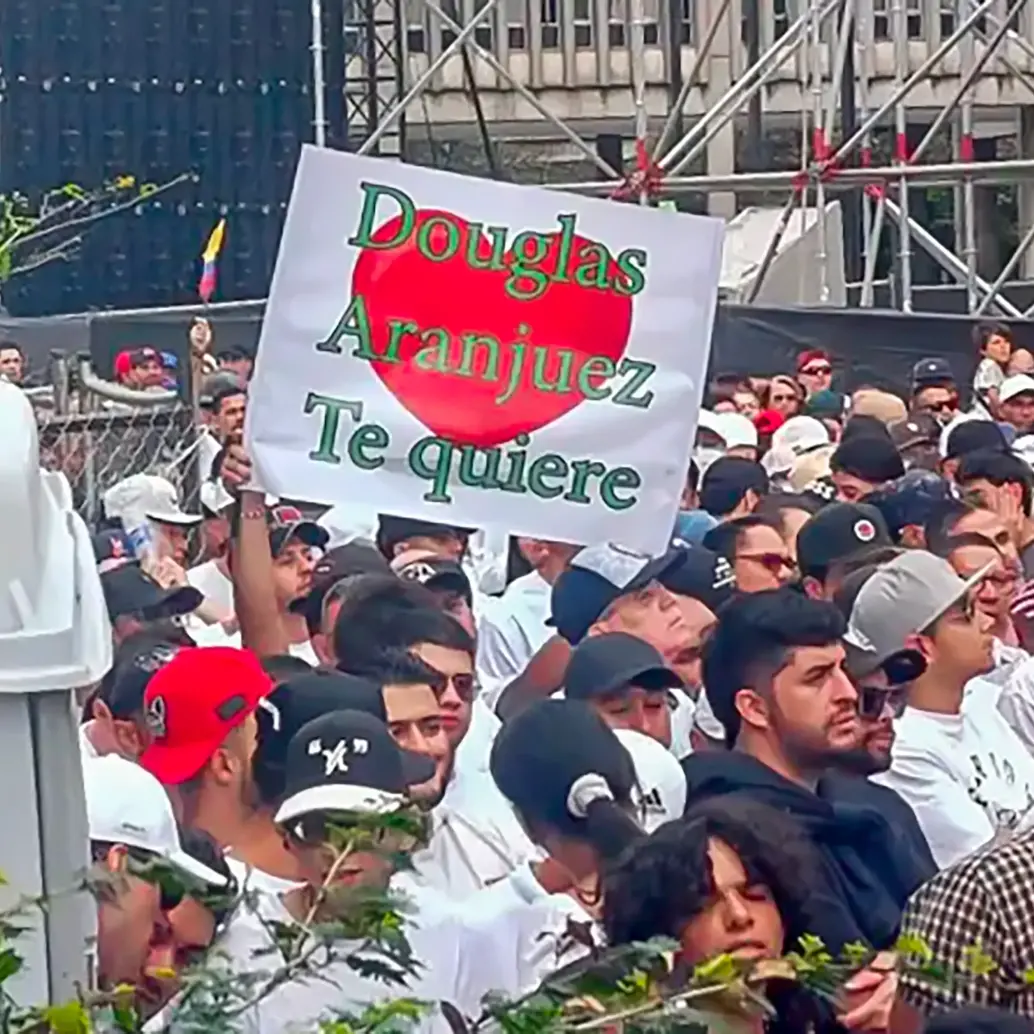 En una imagen captada por este medio se ve un cartel que dice “Douglas Aranjuez Te quiere (sic)”, en referencia a José Leonardo Muñoz Martínez, histórico cabecilla de la banda La Terraza. Foto: El Colombiano
