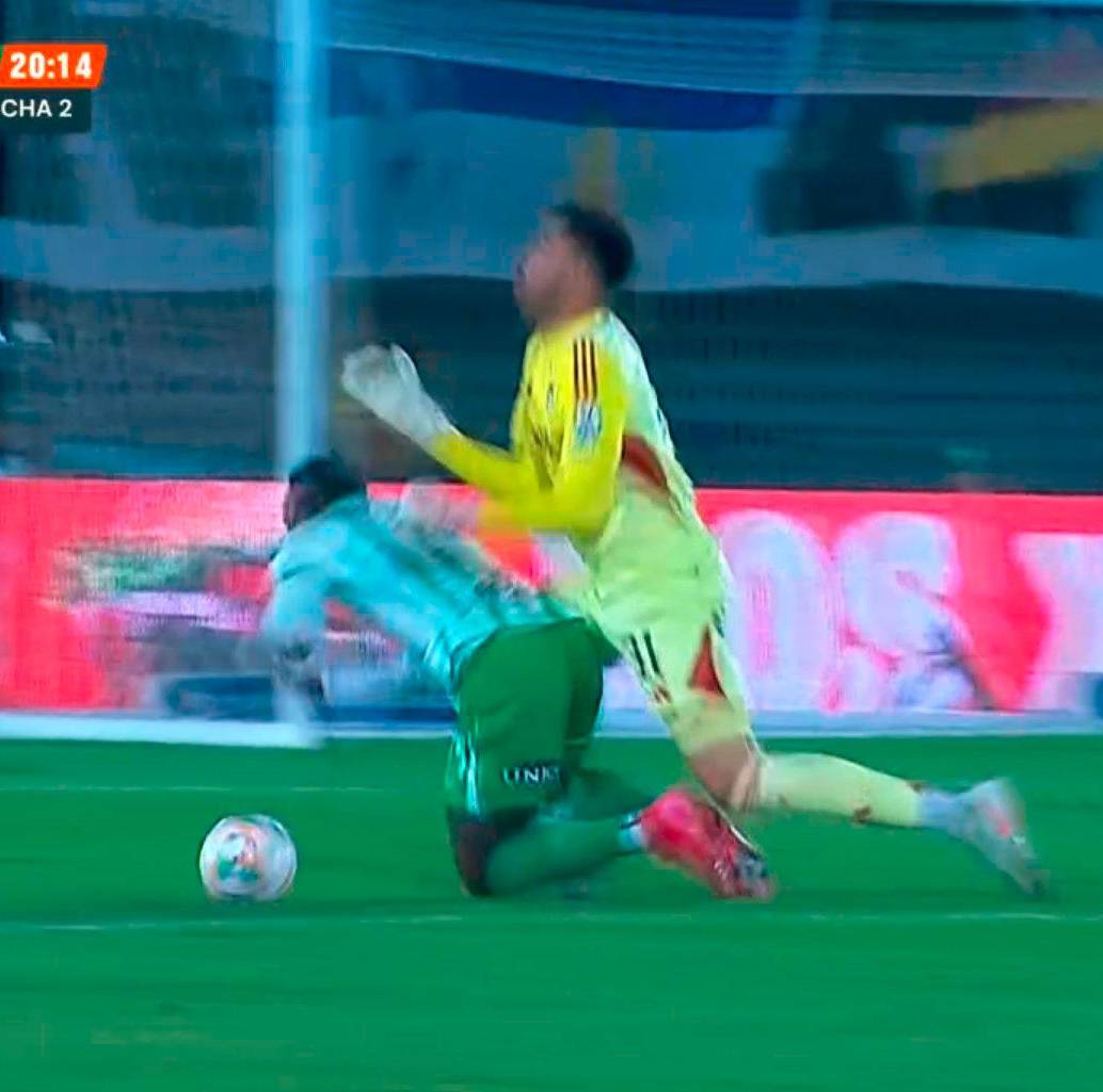 La imagen del penalti de Álvaro Montero sobre Kevin Viveros que el VAR decidió no sancionar, una de las jugadas que beneficiaron a Millonarios en los cuadrangulares. FOTO PANTALLAZO TOMADO DE LA TRANSMISIÓN DE WIN SPORTS +