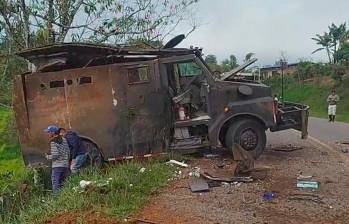 Así quedó la tanqueta de la Policía atacada en una carretera de El Tambo, Cauca. FOTO: CORTESÍA.