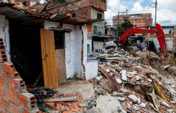 El control territorial es una de las tareas en las que Medellín no da abasto. Este semana, las autoridades tuvieron que demoler varias casas construidas en zona de riesgo en la quebrada Altavista. FOTO Julio César Herrera