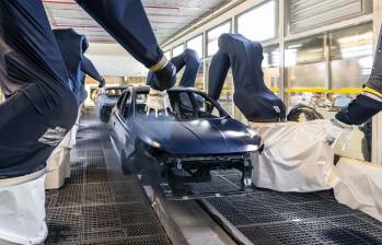 Las personas y los robots trabajan juntos de manera “colaborativa” y eso garantiza calidad en los procesos. FOTO cortesía hyundai
