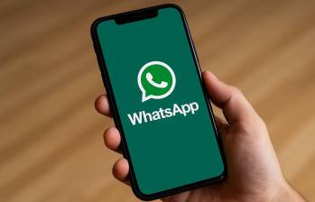 Las copias de seguridad en la nube permiten recuperar mensajes y archivos eliminados en WhatsApp de forma segura. FOTO creada con IA