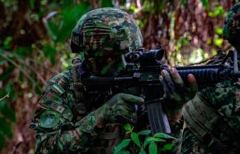 Con la información de inteligencia reunida por los policías de la Dipol, los comandos de operaciones especiales están buscando a alias Iván Mordisco en su área de retaguardia en el sur de Colombia. FOTO cortesía ff.mm.