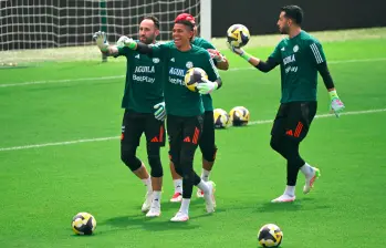 En la imagen se observa a los tres porteros de la convocatoria: David Ospina, Kevin Mier y Camilo Vargas, en un ambiente de alegría. FOTO AFP
