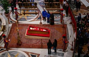 En fotos: así se ve el ataúd del papa Francisco en El Vaticano para su última despedida 