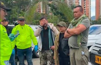 Alias “Calarcá” y “Érika Castro” al momento de su captura en julio de 2024, en medio de la caravana de la UNP. Con el rostro cubierto está “Leo”, jefe del frente 36, quien sí quedó en la cárcel. FOTO cortesía ejército