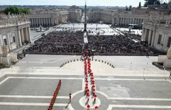 Al menos 20.000 personas esperaban ver el cuerpo del sumo pontífice en la plaza de San Pedro. Foto: Vatican News.