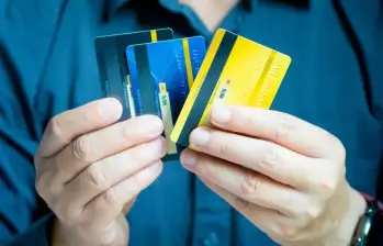 Los colombianos que viajan al exterior en Semana Santa deben tener en cuenta cómo les cobra su banco las compras con tarjeta de crédito, especialmente por la volatilidad del dólar. FOTO: Getty