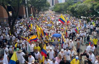 Marcha del Silencio en Medellín. La multitudinaria asistencia copó toda la Avenida Oriental. Foto: Manuel Sadarriaga