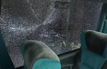 Así quedó uno de los cristales del bus luego del ataque. FOTO: Cortesía