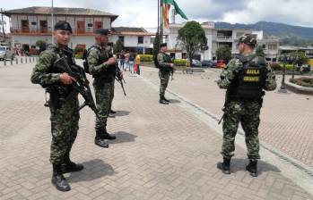 Miembros del Gaula Militar durante un patrullaje en el centro de Abejorral. FOTO: Cortesía