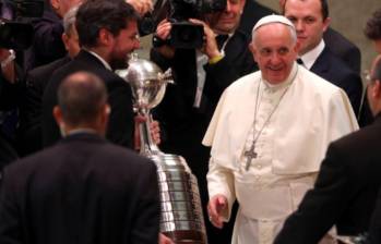 El Papa Francisco, hincha ferviente de San Lorenzo, llevó su amor por el fútbol hasta el Vaticano, donde nunca dejó de alentar a su equipo azulgrana. FOTO: Getty Images