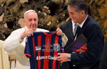 En esa ocasión, el papa Francisco recibió la delegación de San Lorenzo tras quedar campeones de la Copa Libertadores en el año 2014. Ellos le regalaron la camiseta de “campeón”. FOTO: REDES SOCIALES SAN LORENZO