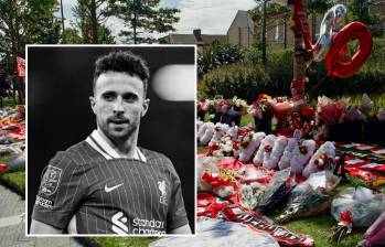 Después de conocer la muerte del jugador portugués de 28 años, los hinchas y aficionados del futbol llenaros las calles de la ciudad de Liverpool y las afueras en Anfield con homenajes a Diogo Jota. FOTO: AFP Y LIVERPOOL