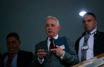 El expresidente Álvaro Uribe está siendo juzgado por su aparente responsabilidad en los delitos de fraude procesal y soborno a testigos. La Justicia tiene hasta octubre próximo para emitir un fallo. FOTO COLPRENSA