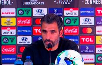 El argentino Cristian Pellerano fue el entrenador encargado de Nacional en el partido contra Bahía porque Javier Gandolfi (en un palco del estadio), estaba sancionado por expulsión. FOTO: CONMEBOL