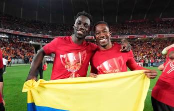 Davinson Sánchez y Carlos Cuesta (derecha) festejando el nuevo título de Galatasaray en la Copa de Turquía. FOTO: Tomada de X @GalatasaraySK
