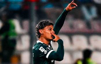 El volante colombiano celebrando el gol con el que Palmeiras logró la victoria en su visita al Sporting Cristal de Perú. FOTO: Tomada de X @fifaworldcup_pt