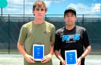 Los colombiano Pablo Robledo y Juan Miguel Bolívar con su trofeo como campeones en dobles del ITF J200 de Plantation en Estados Unidos. FOTO CORTESÍA FEDECOLTENIS