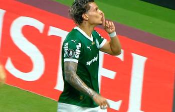Richard Ríos en el momento que anota el gol y busca “silenciar” la torcida de Palmeiras. Desde ese momento, cuando el colombiano tocaba el balón, lo silbaron más fuerte. FOTO CAPTURA TRANMISIÓN GLOBO