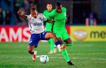 Imágenes de la derrota de Atlético Nacional frente a su homónimo uruguayo, en las que aparece Andrés Román, uno de los jugadores verdes cuyo nivel ha mermado. FOTO CONMEBOL