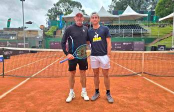 Miguel Tobón Jr y su padre, el legendario Miguel Tobón quien lo dirige en el KIA Open que se disputa en Bogotá. FOTO CORTESÍA 