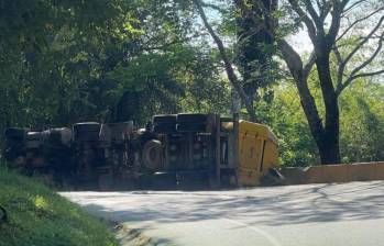 Unidades de emergencia atienden el volcamiento del tractocamión que transportaba gas natural en la vía Medellín–La Pintada, a la altura del kilómetro 8+540. FOTO: Cortesía.