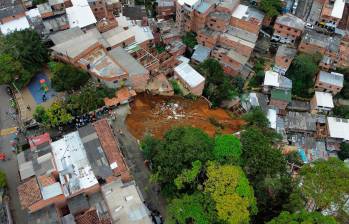 Una llamada oportuna evitó que el movimiento en masa que sepultó tres casas cobrara víctimas. FOTOS: CAMILO SUÁREZ Y JULIO HERRERA