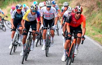 En la imagen se observa a Egan Bernal junto a un grupo de ciclistas en una nueva etapa del Giro de Italia. FOTO GETTY