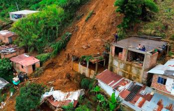 El derrumbe se presentó en un sector del barrio Carambolas, en el nororiente de Medellín. FOTO: Camilo Suárez