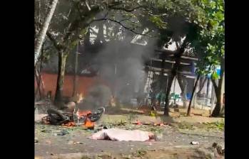 La comunidad grabó los destrozos que produjo la bomba en el barrio Meléndez, de Cali. FOTO: TOMADA DE VIDEO.