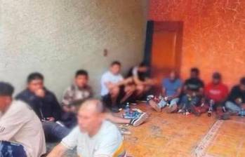 Esta fue la primera imagen que difundió la prensa mexicana de los capturados en la casa del municipio de Los Reyes. FOTO: CORTESÍA.