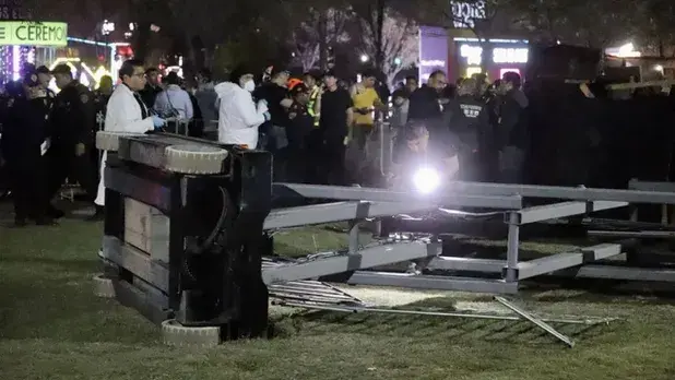 La grúa que hacía parte de la decoración del festival Axe Ceremonia en Ciudad de México y que provocó la muerte de dos jóvenes fotógrafos. FOTO: Tomada de redes sociales