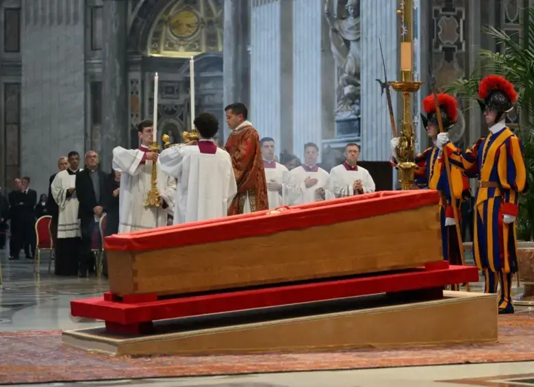 El cuerpo del Papa Francisco está expuesto en la basílica de San Pedro para recibir el adiós de los fieles. Foto: Vatican News.