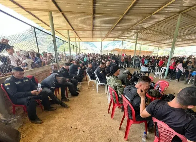 Los miembros de la Fuerza Pública están retenidos por la comunidad desde hace más de 24 horas. FOTO: Tomada de redes sociales