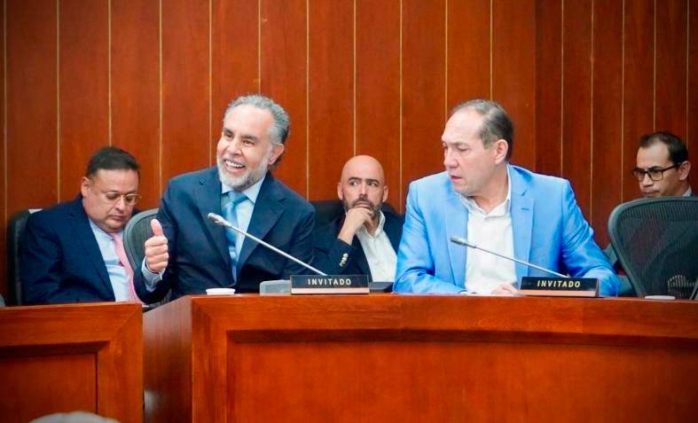 Benedetti (izquierda) dijo que el Gobierno ve “con buenos ojos” la resucitada reforma laboral. Pidió que incluya derechos progresivos para la clase trabajadora. FOTO: MININTERIOR