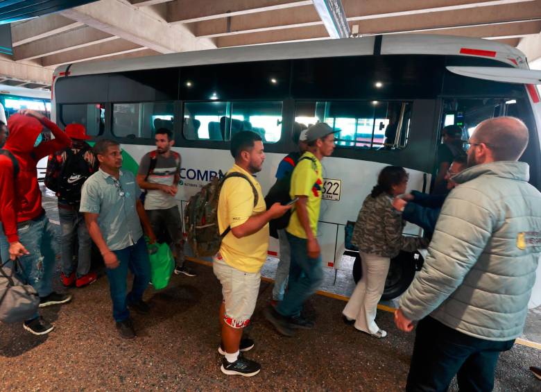 Los deportados, luego de llegar al aeropuerto José María Córdova, de Rionegro, tomaron un bus camino a Medellín para retornar en bus hacia las ciudades de origen. FOTO: MANUEL SALDARRIAGA